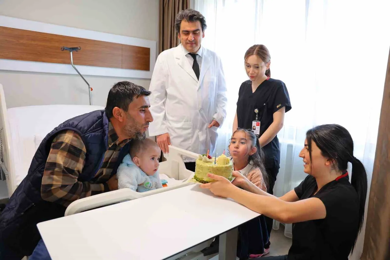 TABURCU EDİLEN MİNİK AHMET MUSA'NIN DOĞUM GÜNÜ DE HASTANEDE KUTLANDI. AHMET İÇİN HAZIRLANAN PASTA...