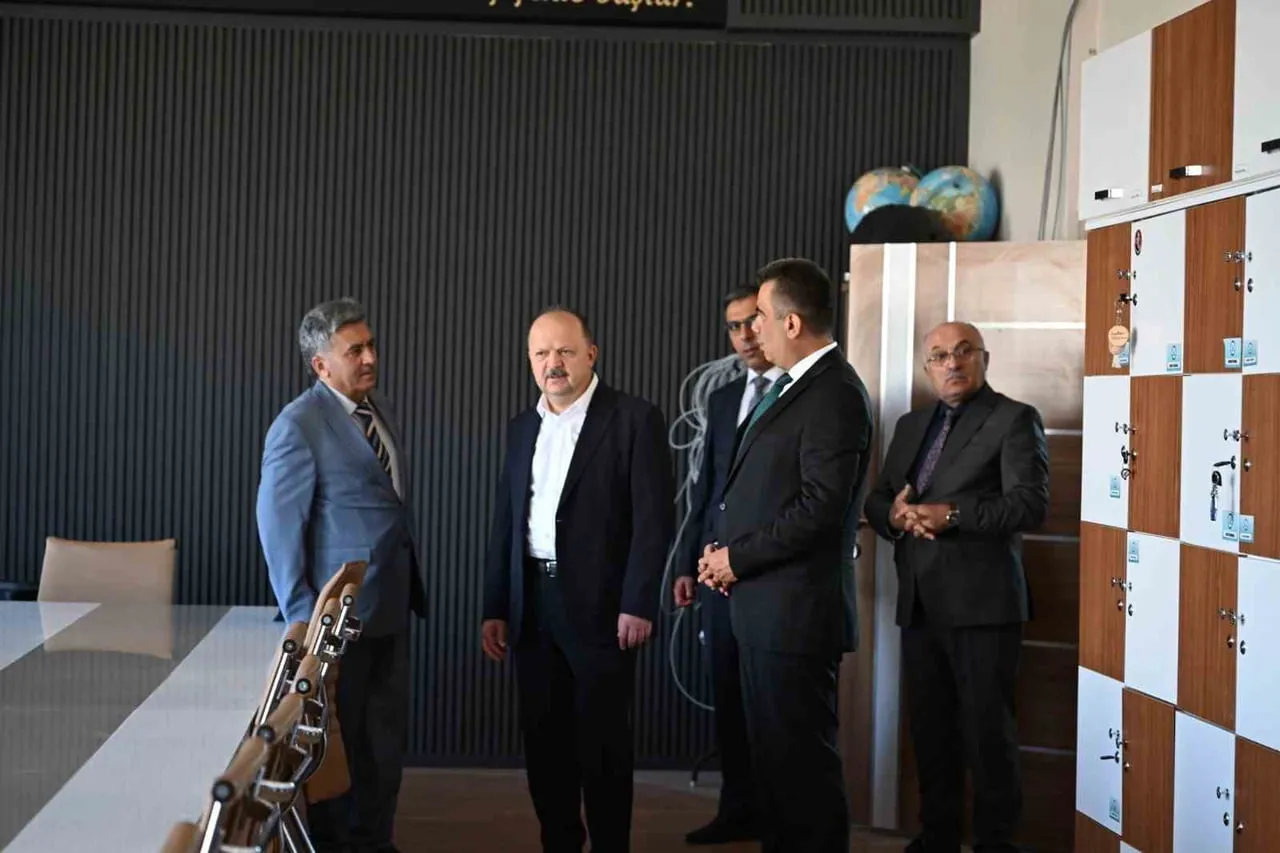 KASTAMONU VALİSİ MEFTUN DALLI (SAĞDAN İKİNCİ), TADİLAT ÇALIŞMALARI YÜRÜTÜLEN OKULLARI ZİYARET...