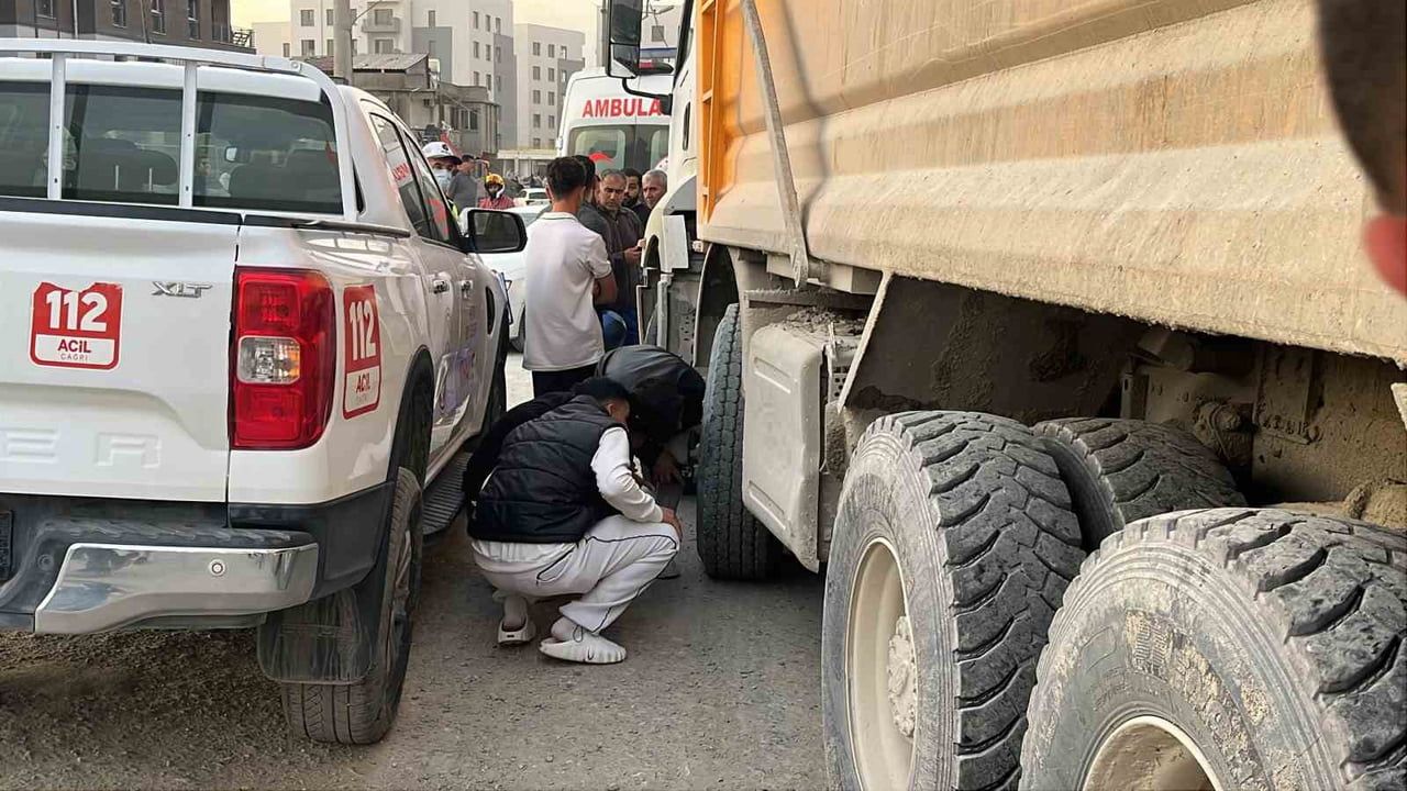 HATAY’DA HAFRİYAT KAMYONUNUN ALTINDA KALAN 48 YAŞINDAKİ MOTOSİKLET SÜRÜCÜSÜ ADİL DEVAOĞLU ÖLDÜ....