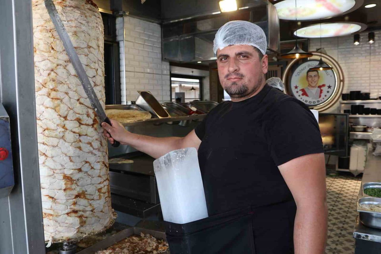 ADANA'DA BUNALTICI SICAKLAR ATEŞ BAŞINDA ÇALIŞAN DÖNER VE FIRIN USTALARINI ZORLARKEN, BİR DÖNER...
