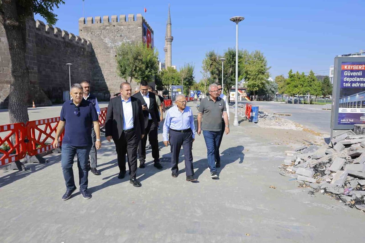 KAYSERİ BÜYÜKŞEHİR BELEDİYE BAŞKANI DR. MEMDUH BÜYÜKKILIÇ, CUMHURİYET MEYDANI'NDA SÜRDÜRÜLEN...