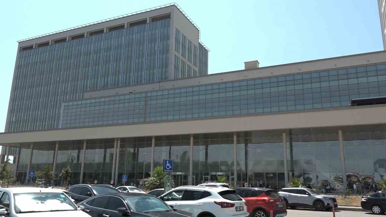 BURSA’DA 63 SANIĞIN YARGILANDIĞI DAVADA MAHKEME ARA KARARINI AÇIKLADI. TUTUKLU 6 SANIĞIN...