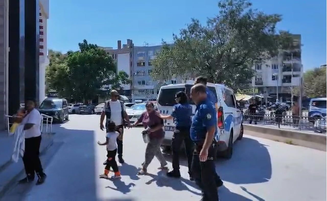 AYDIN'IN KUŞADASI İLÇESİNDE, ZABITA MEMURU E.A,’YI DARBEDEN 2 KADIN DİLENCİ, SEVK EDİLDİKLERİ...