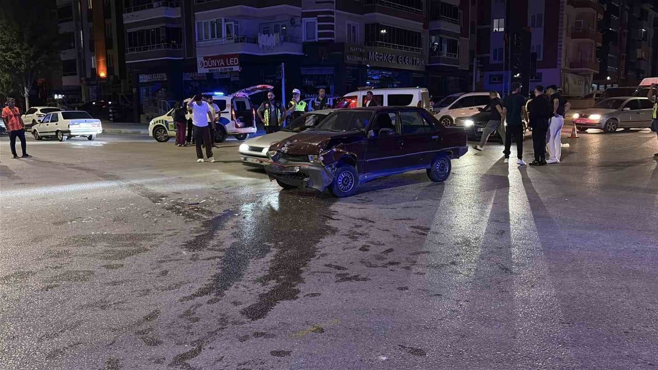 ÇORUM'DA İKİ OTOMOBİLİN ÇARPIŞMASI SONUCU MEYDANA GELEN TRAFİK KAZASINDA, OLAY YERİNE YARDIM...