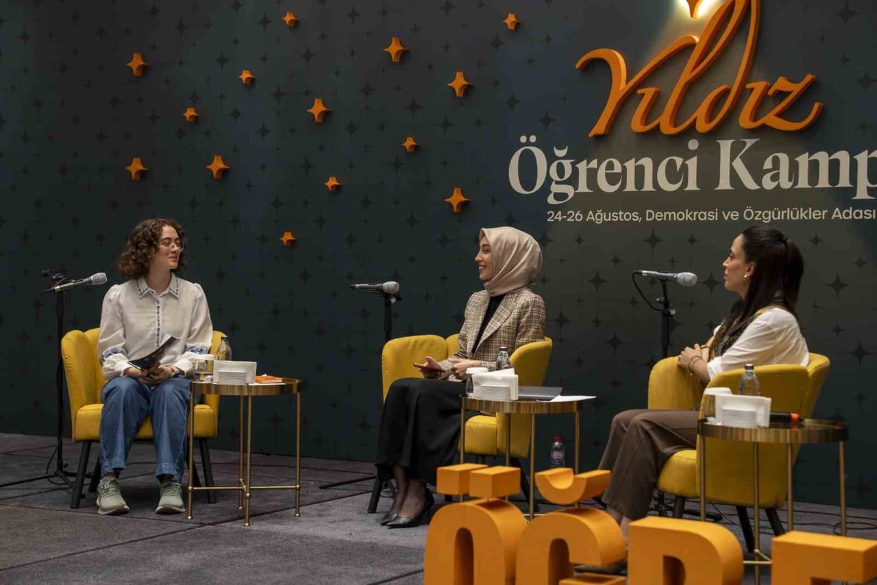 RÜMEYSA KADAK (ORTADA) AÇIKLAMALARDA BULUNDU