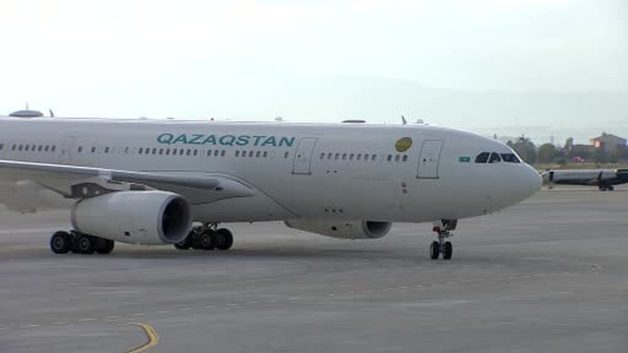Cumhurbaşkanı Erdoğan, Kazakistan Cumhurbaşkanı Tokayev'i havalimanında karşıladı