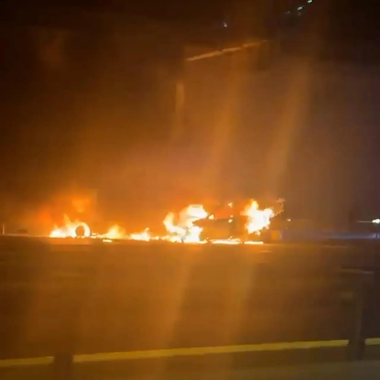 SARIYER’DE MEYDANA GELEN TRAFİK KAZASININ ARDINDAN, KAZA YAPAN OTOMOBİL İLE TAKSİ ALEV TOPUNA...