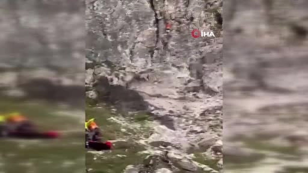 İtalya’nın Dolomit Dağları’nda tırmanış sırasında düşen bir dağcıyı kurtarmak üzere bölgeye sevk...