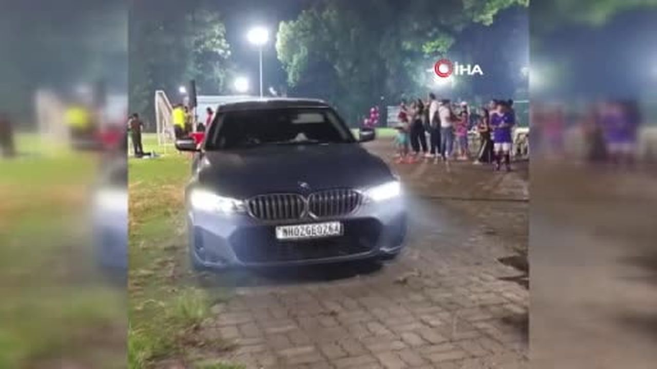 Hindistan’da ünlü oyuncu Tiger Shroff’un aracına kimliği belirsiz kişiler tarafından en az 4 el...