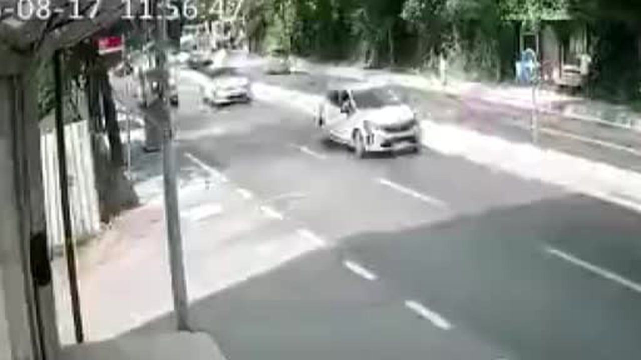 Yayaya çarpmamak için direksiyonu kırdı, kaldırımdaki yaşlı adam ve torunu yaralandı: Kaza anı...