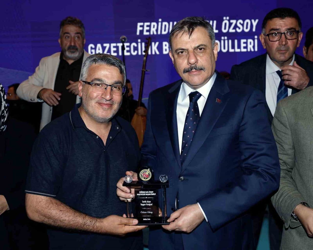 FOTOĞRAF KATEGORİSİNDE İHA BİTLİS-AHLAT MUHABİRİ ÖZKAN OLCAY 'KOYUN SÜRÜLERİNİN TOZLU YOLCULUĞU'...