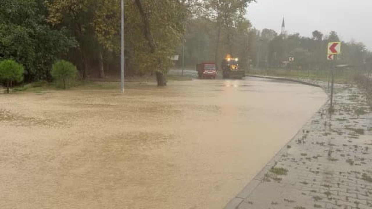 Sultangazi’de yollar göle döndü