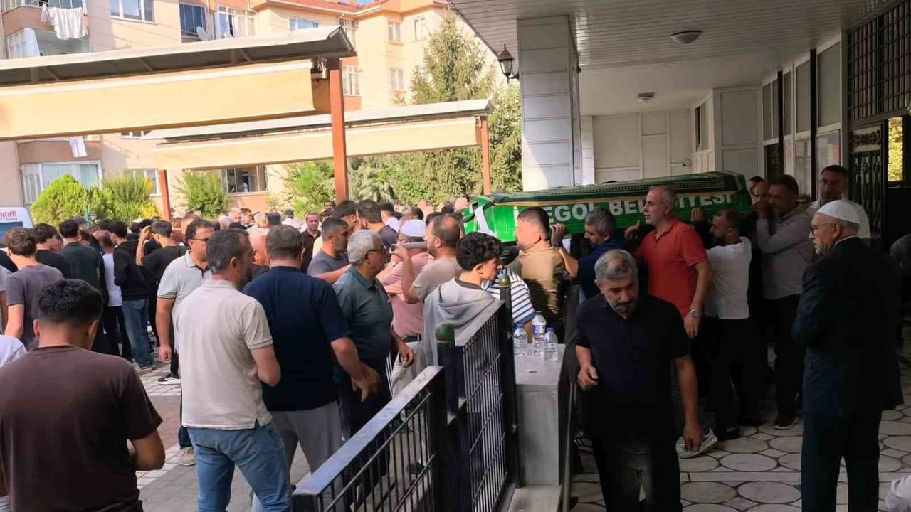 BURSA’NIN YENİŞEHİR İLÇESİNDE TIR İLE ÇARPIŞMA SONUCU HAYATINI KAYBEDEN MOTOSİKLETLİ 2 GENÇ...