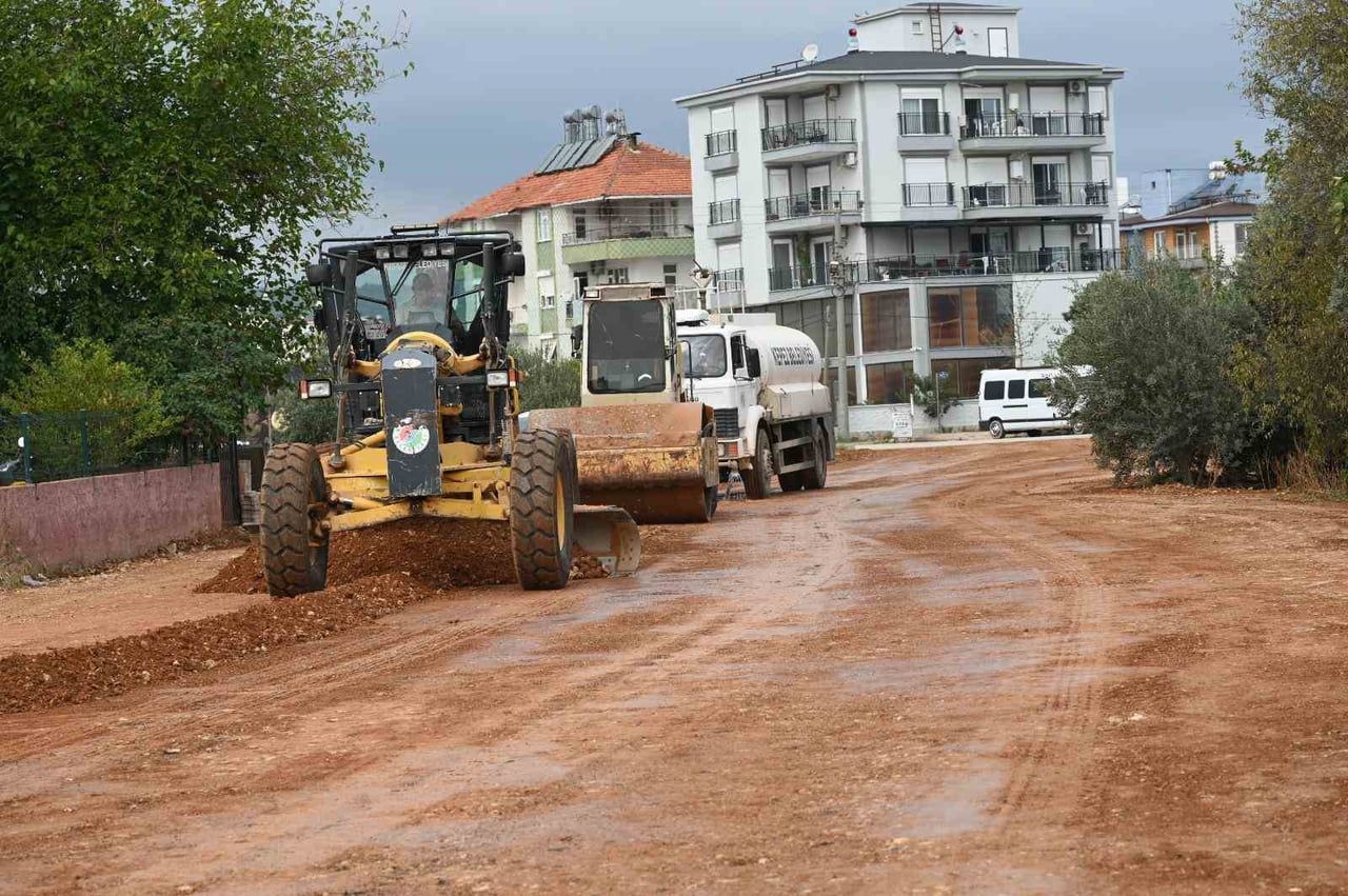 KEPEZ BELEDİYESİ, ŞELALE MAHALLESİ’NDE ALTYAPISI TAMAMLANAN YOLLARDA YENİLEME ÇALIŞMALARINI...