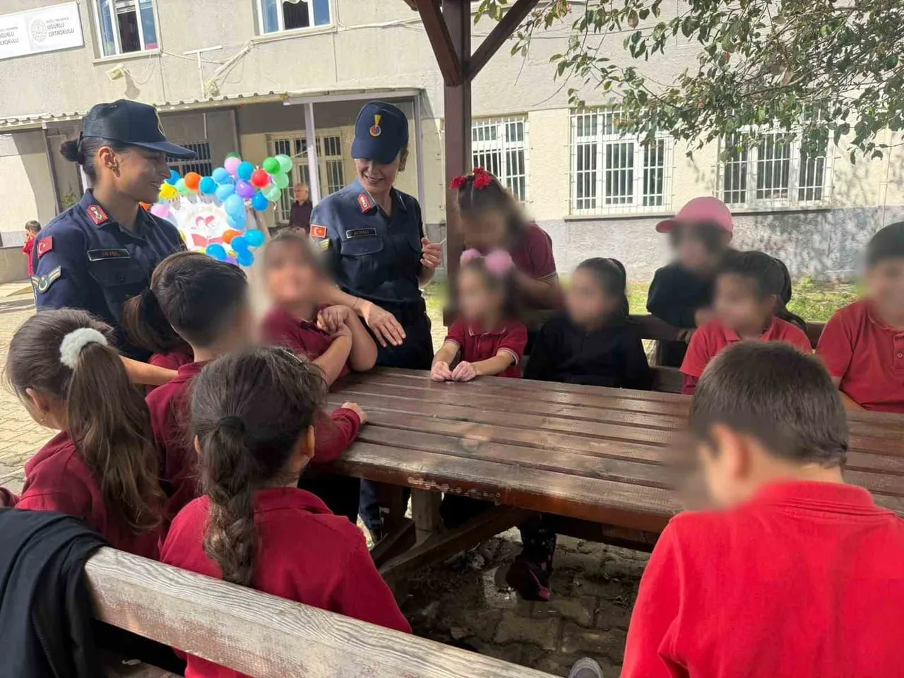 DÜZCE İL JANDARMA KOMUTANLIĞI EKİPLERİ, UĞURLU İLK VE ORTAOKULU’NU ZİYARET EDEREK ÖĞRENCİLERLE BİR...
