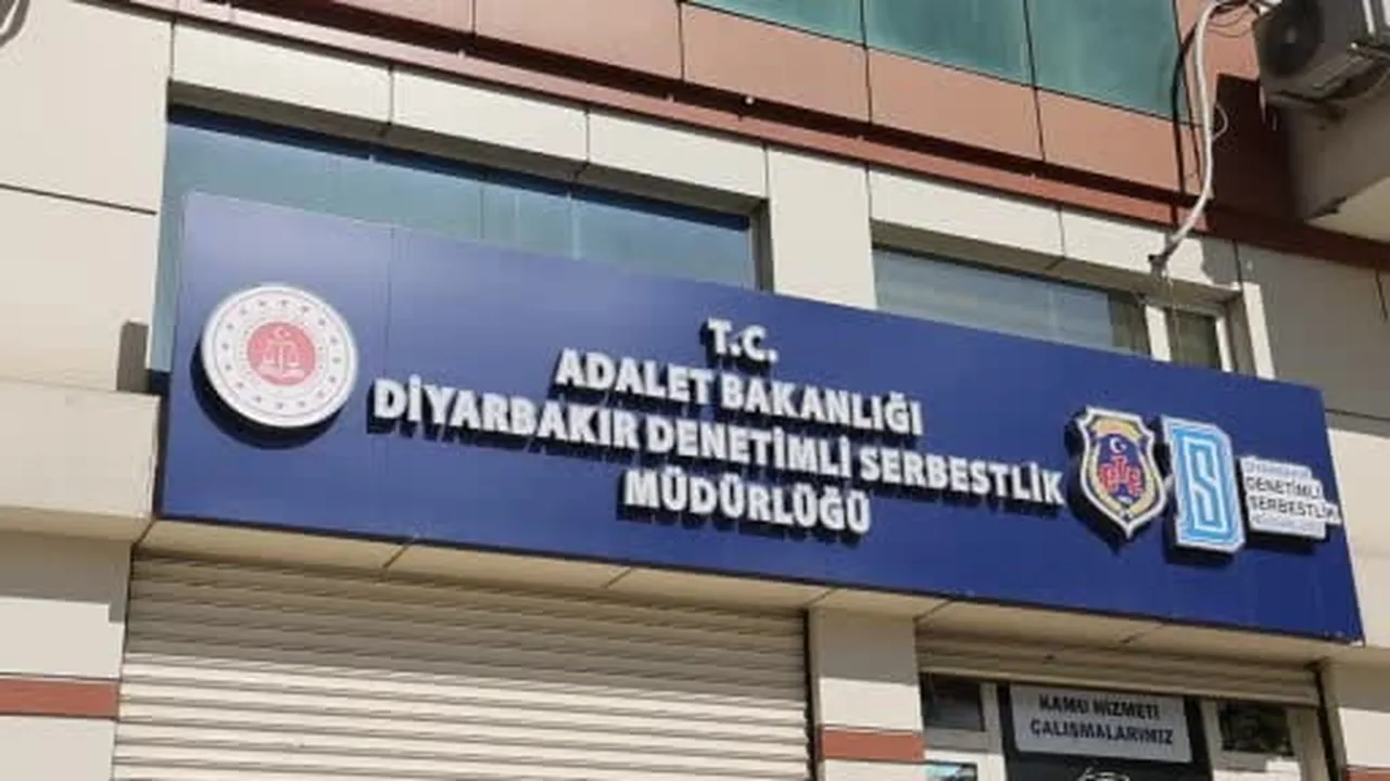 Diyarbakır'da yükümlüler mekan mefhumuna bakılmaksızın kitap okuyor