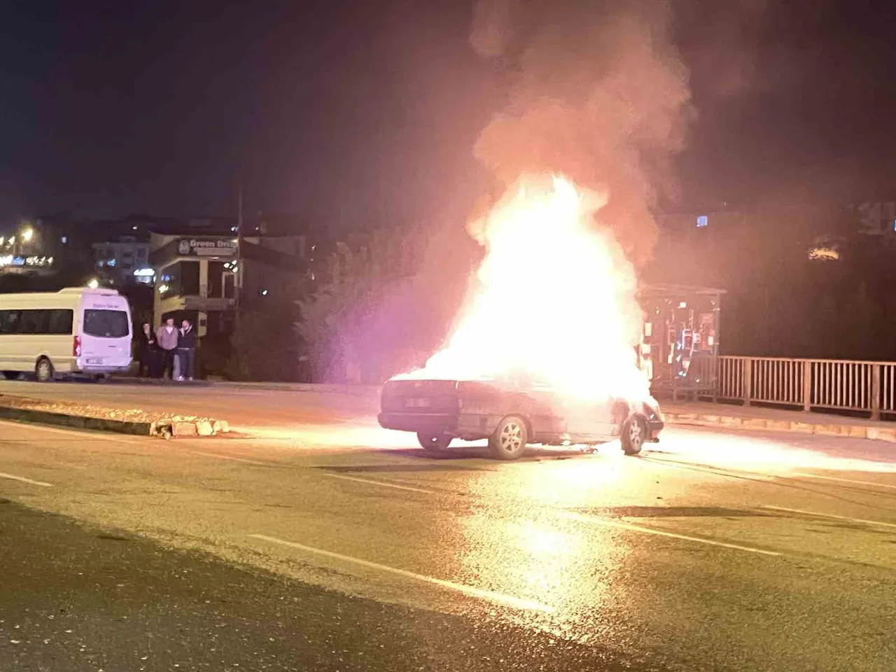 DÜZCE’DE İSTOP EDEN ARACINI YENİDEN ÇALIŞTIRMAK İSTEYEN SÜRÜCÜNÜN ARACI ALEV ALEV YANDI. OTOMOBİL...