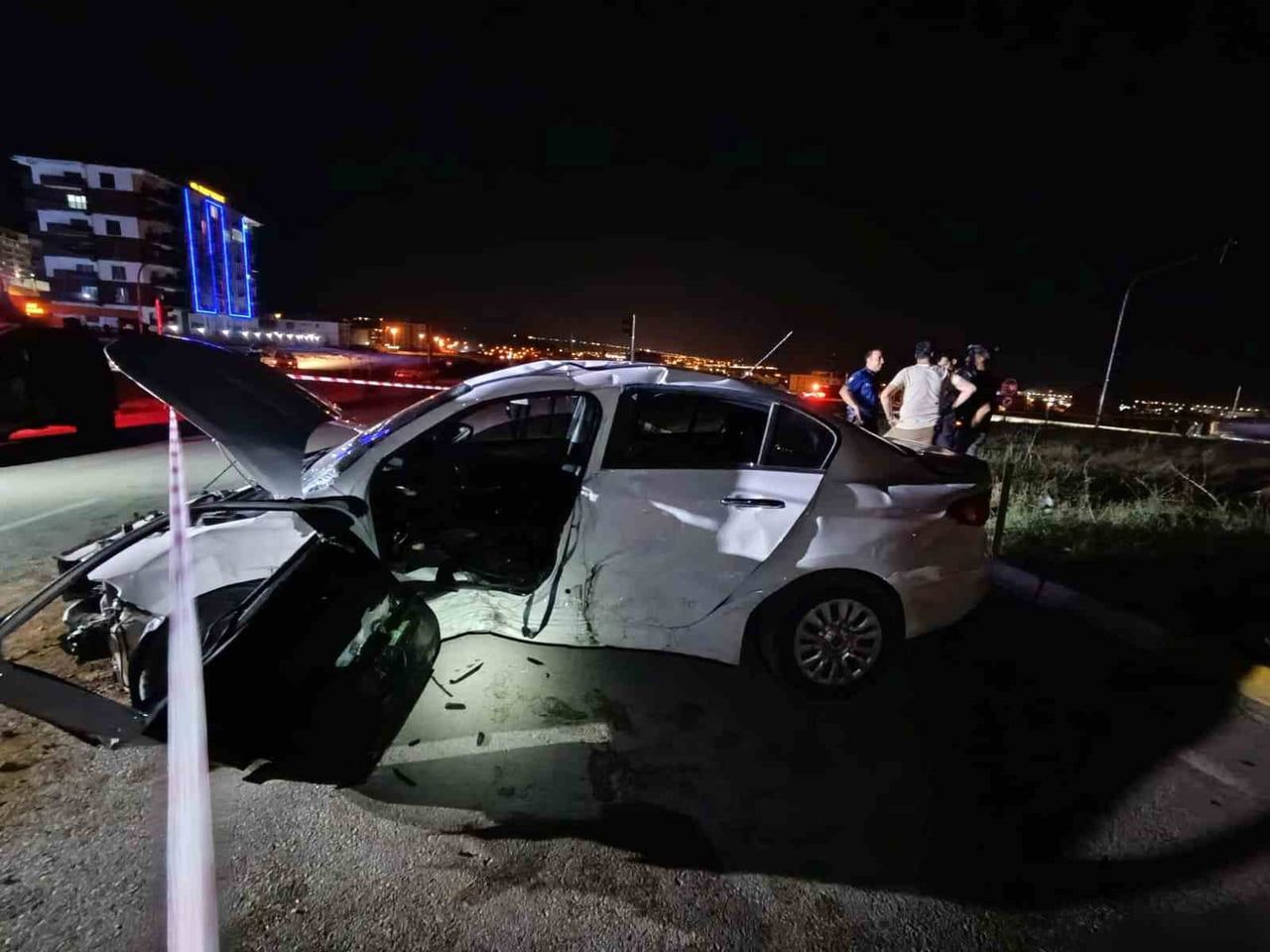 VAN’IN EDREMİT İLÇESİNDE KAPALI KASA KAMYONET İLE OTOMOBİLİN ÇARPILMASI SONUCU MEYDANA GELEN...