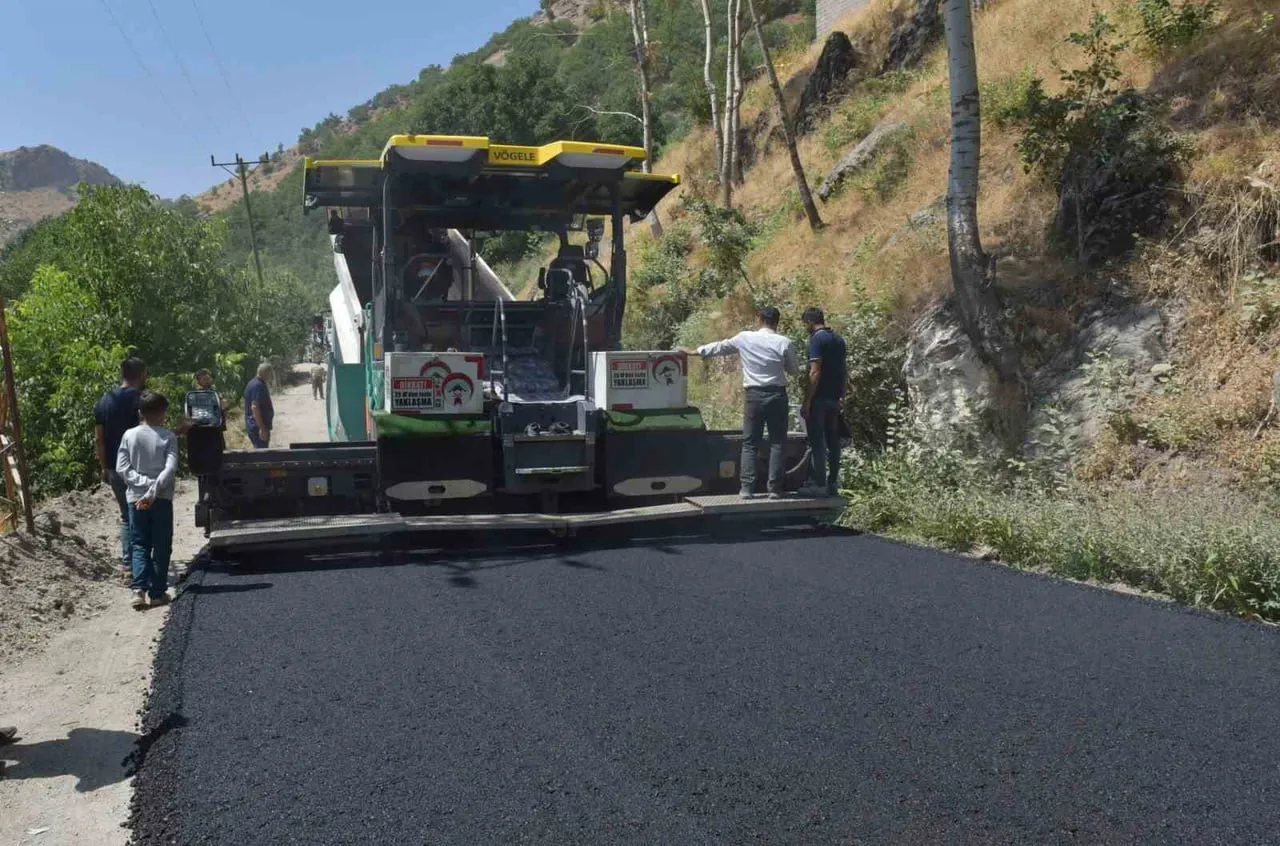 DERECİK İLÇESİNE BAĞLI KÖYLERDE GERÇEKLEŞTİRİLEN YOL ASFALTLAMA ÇALIŞMALARININ ARDINDAN, ŞEMDİNLİ...