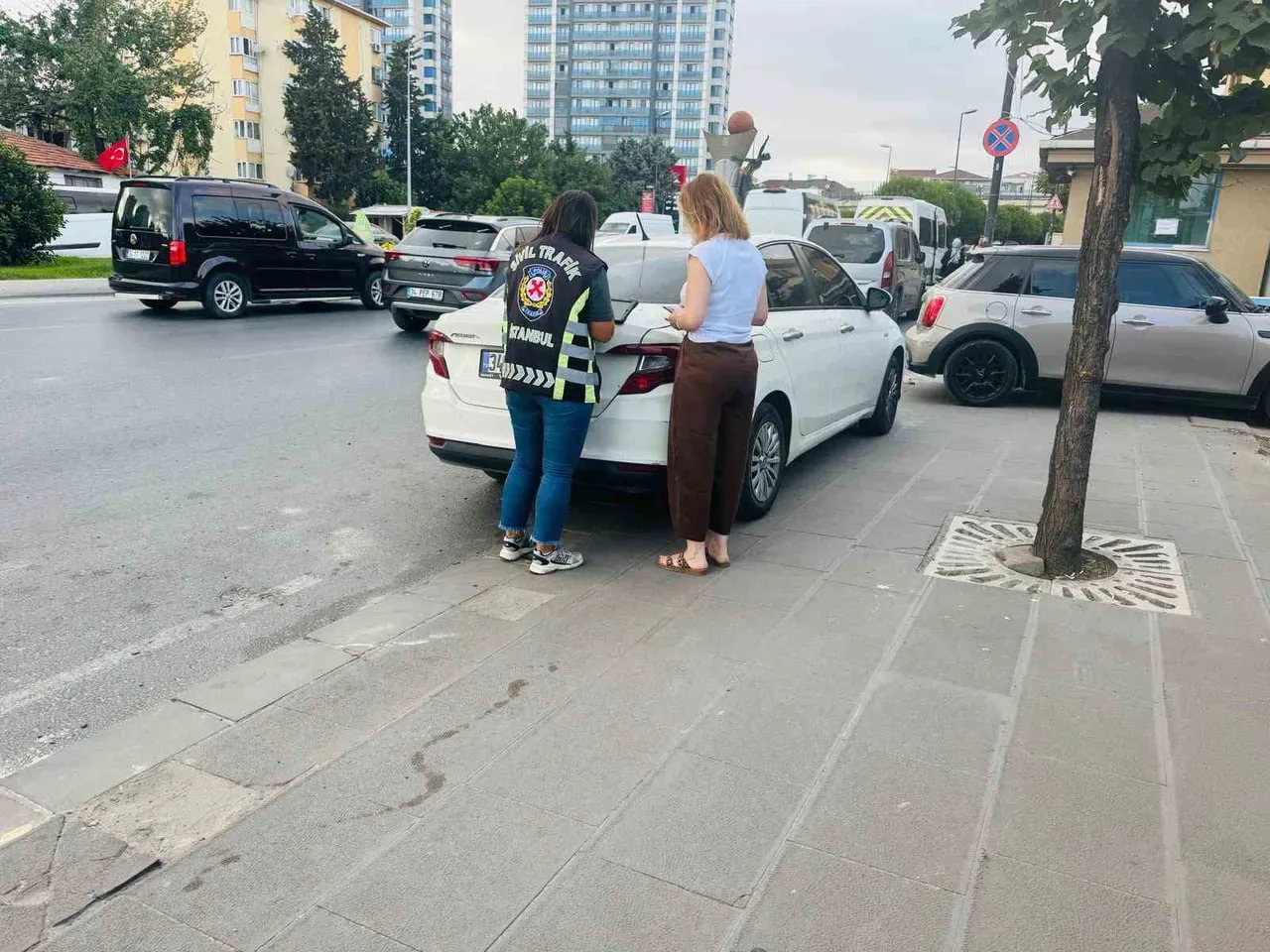 YAKALANAN SÜRÜCÜ S.A.'YA, "TEHLİKELİ ŞERİT DEĞİŞTİRMEK, GEREKSİZ ANİ YAVAŞLAMAK VE SAYGISIZCA ARAÇ...