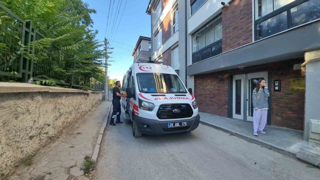 ESKİŞEHİR'DE OTOMOBİL İLE HAFİF TİCARİ ARACIN KAVŞAKTA ÇARPIŞMASI İLE MEYDANA GELEN VE GÜVENLİK...