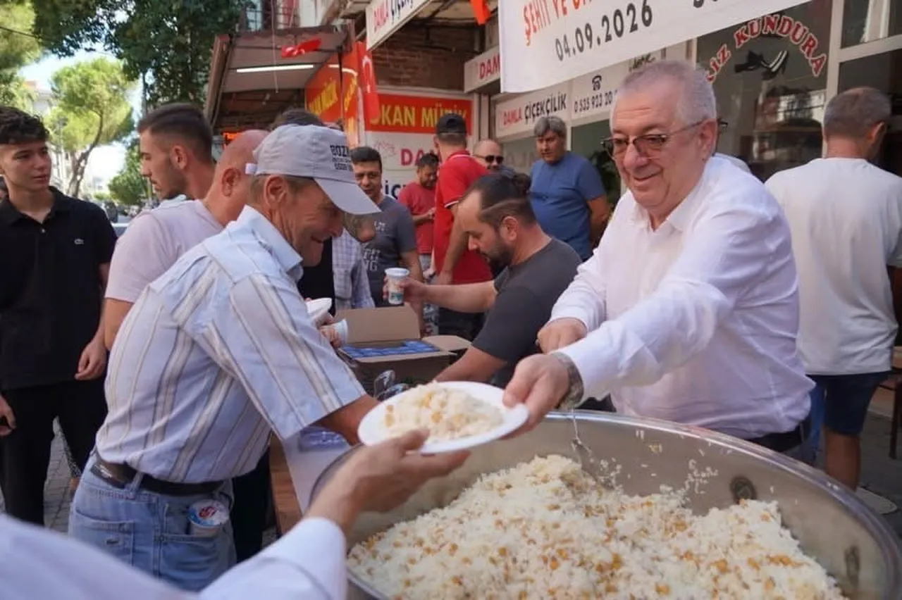 EDREMİT BELEDİYE BAŞKANI MEHMET ERTAŞ, İNÖNÜ CADDESİ ESNAFI TARAFINDAN ŞEHİTLER VE GAZİLER ANISINA...