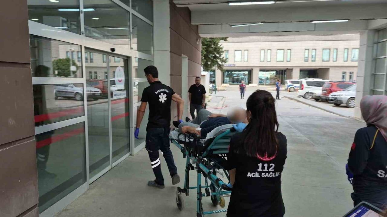 ADIYAMAN’DA, BİR KİŞİ ÇOK SAYIDA İLAÇLARLA FENALAŞARAK KALDIRILDIĞI HASTANEDE TEDAVİ ALTINA...
