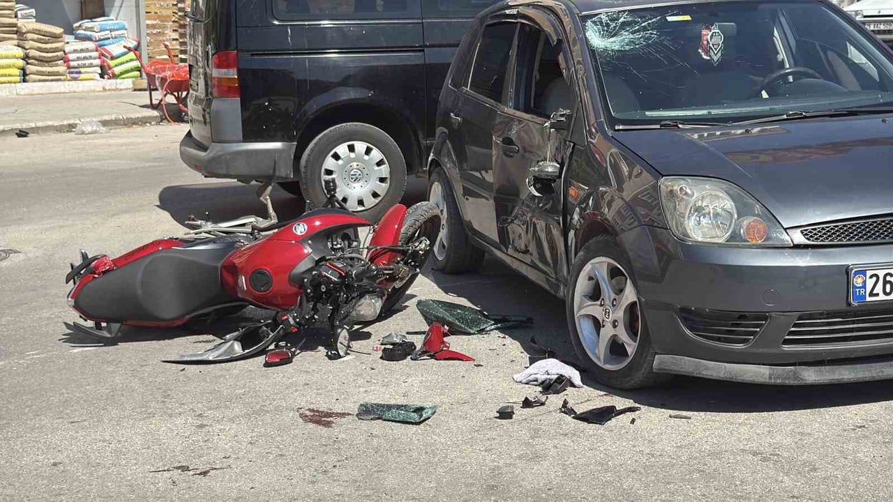 ARACA YANDAN ÇARPAN MOTOSİKLETİ SÜRÜCÜSÜ YARALANDI