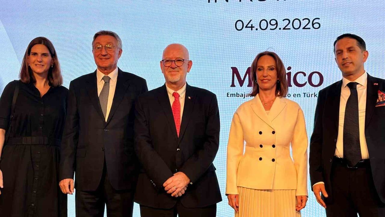 MEKSİKA BÜYÜKELÇİSİ FRANCİSCO JAVİER DAZ DE LEN (SOLDAN 3'ÜNCÜ)KUTSO BAŞKANI ESİN GÜRAL ARGAT...