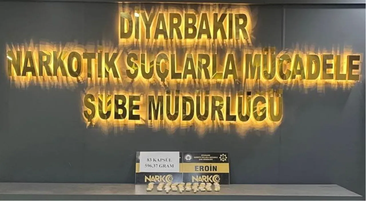 DİYARBAKIR'DA YABANCI UYRUKLU ŞAHSIN İÇ BEDEN MUAYENESİNDE 83 KAPSÜL EROİN TESPİT EDİLDİ