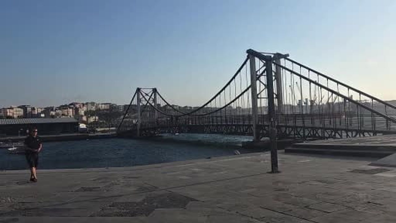 Bandırma'da fırtına sahili vuruyor