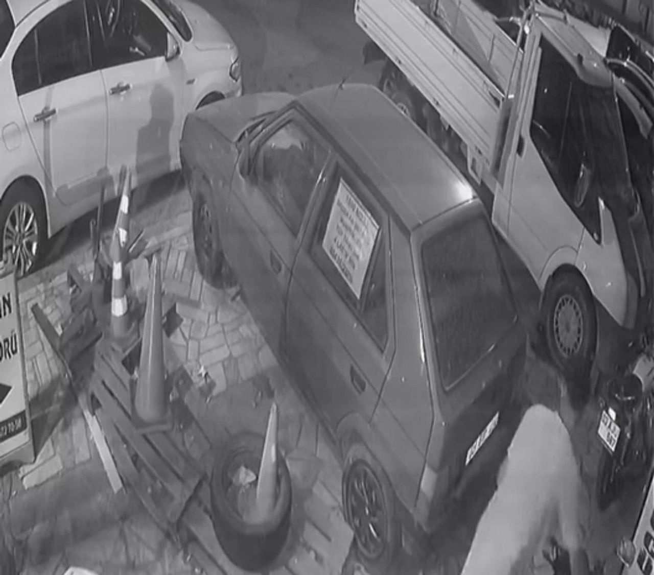 AFYONKARAHİSAR'DA BİR SÜRÜCÜ KURSUNUN ÖNÜNDE PARK HALİNDE BULUNAN MOTOSİKLETİN İKİ GENÇ TARAFINDAN...