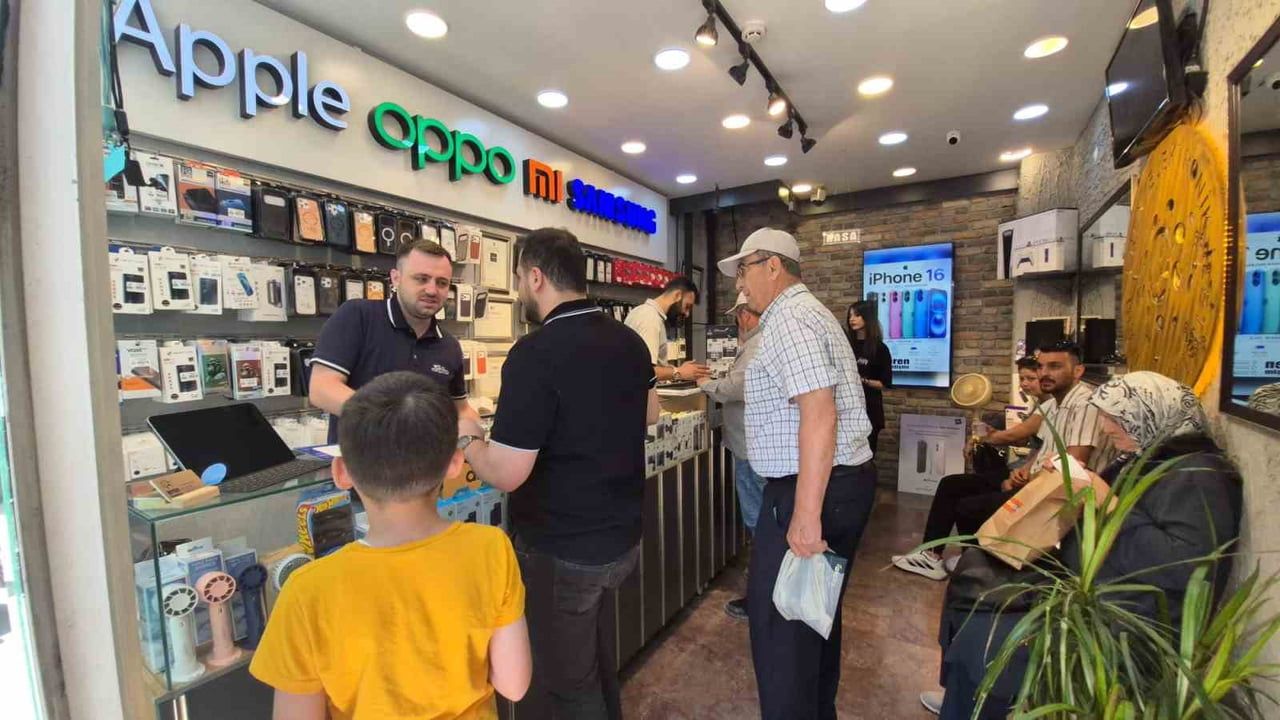 TEKNOLOJİNİN GELİŞMESİ VE DİJİTALLEŞMEYLE BİRLİKTE AKILLI TELEFONLAR, GÜNLÜK YAŞAMIN VE TİCARETİN...
