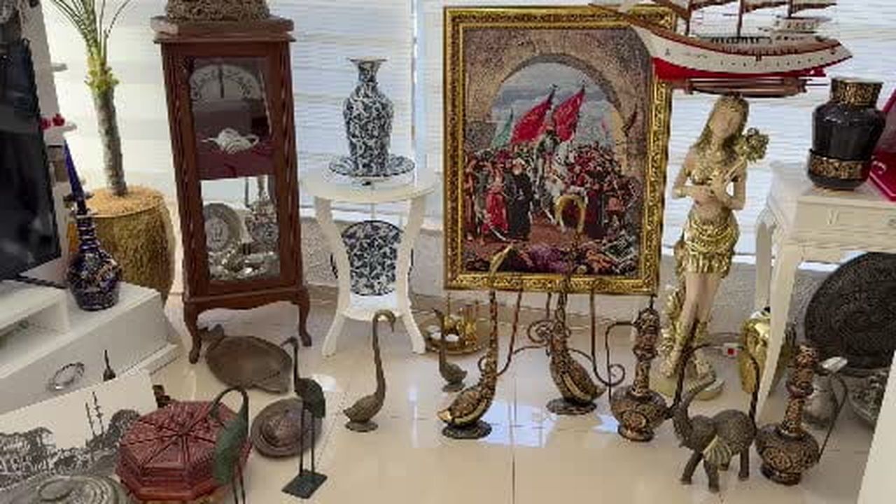 Başkanın makam odası antikacı dükkanını aratmıyor