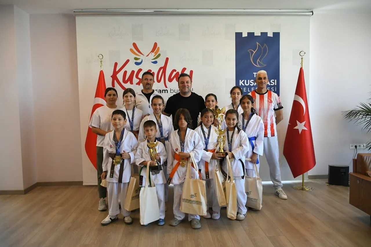 BURSA’DA DÜZENLENEN 7. GEMLİK ULUSLARARASI KARATE TURNUVASI’NDA TATAMİYE ÇIKAN KUŞADALI GENÇ...