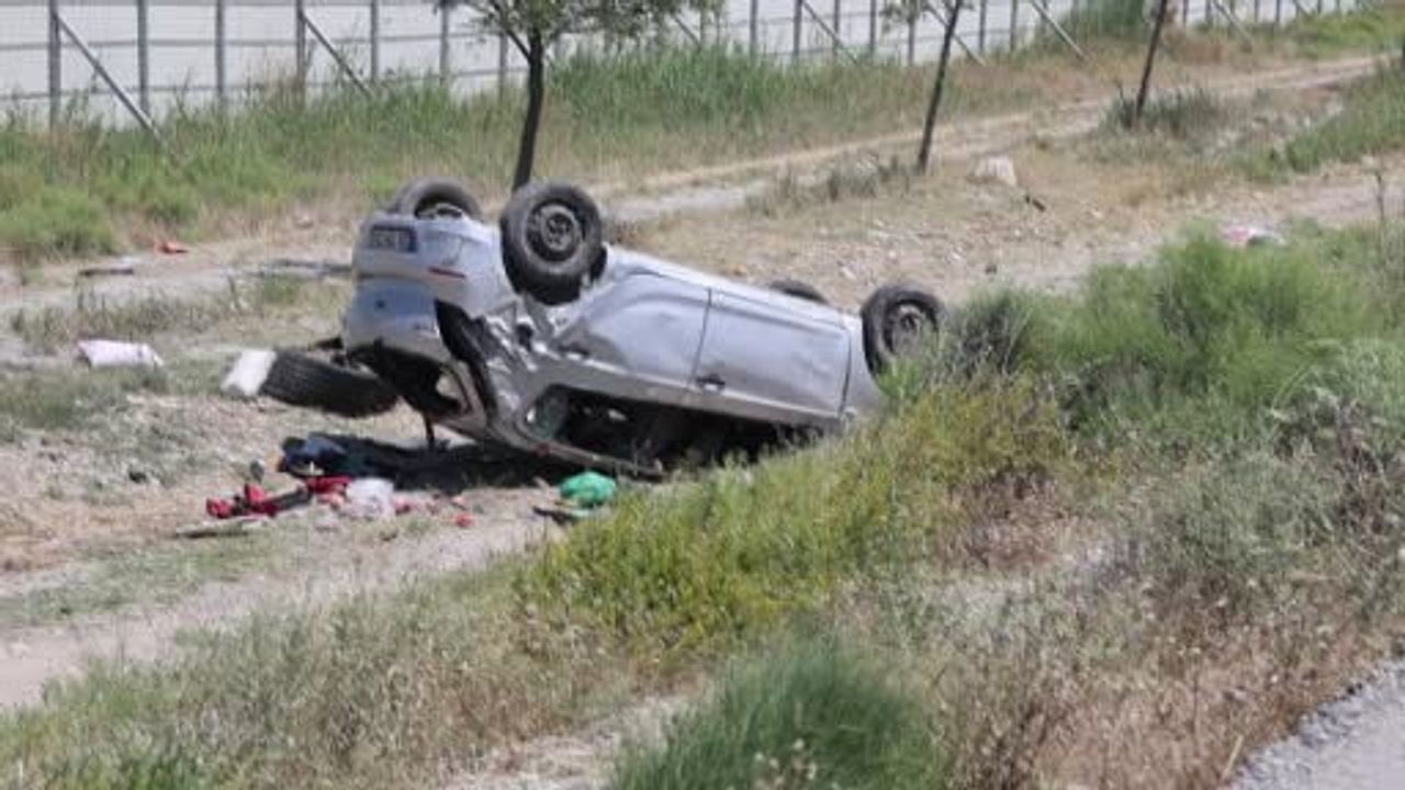 Takla atan otomobildeki 8 yaşındaki çocuk öldü, anne, baba ve kardeşi yaralandı