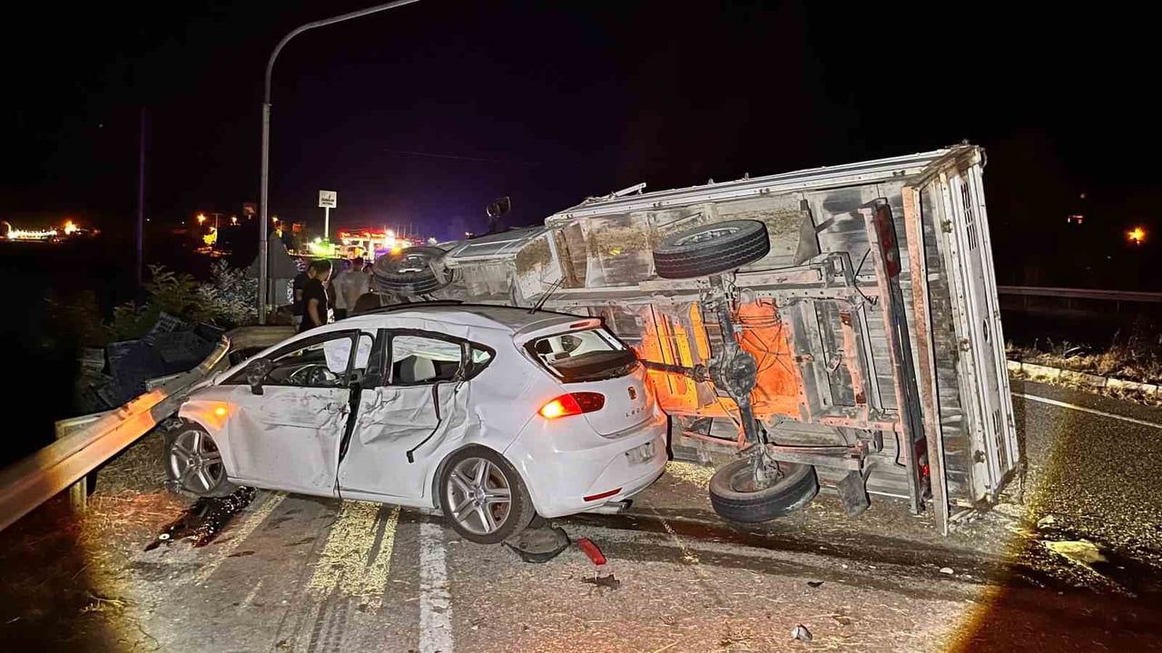 MANİSA’NIN KULA İLÇESİNDE D300 KARAYOLU ÜZERİNDE OTOMOBİL İLE KAMYONET ÇARPIŞTI. ÇARPIŞMANIN...