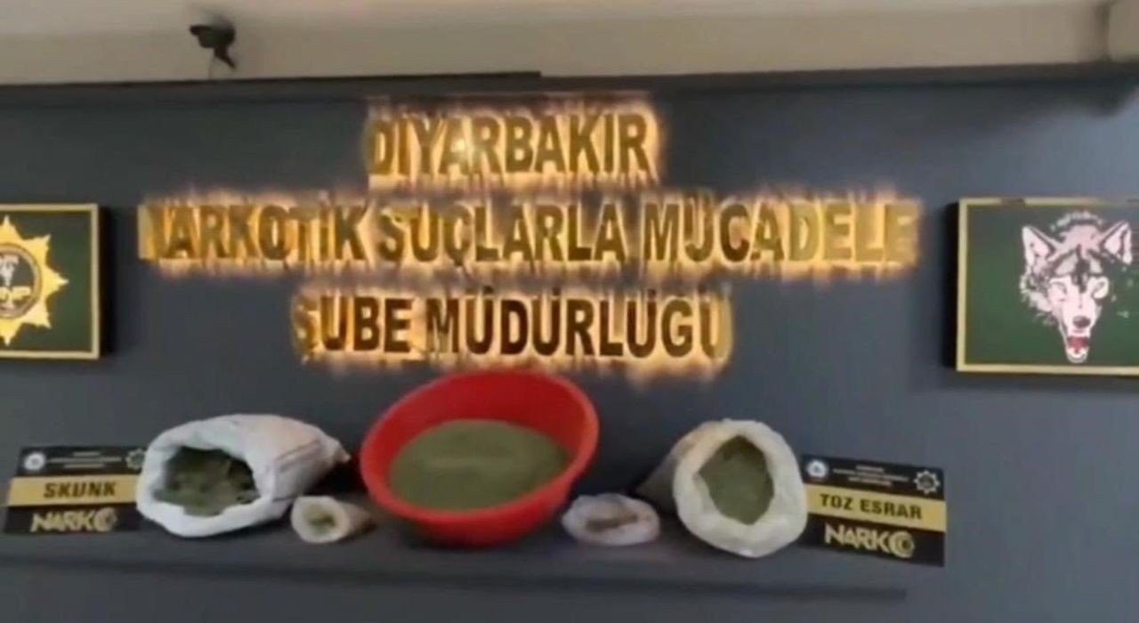 DİYARBAKIR'DA POLİS EKİPLERİNİN YAPTIĞI ÇALIŞMALAR SONUCUNDA UYUŞTURUCU MADDE ÇEŞİTLERİ, SİLAHLAR...
