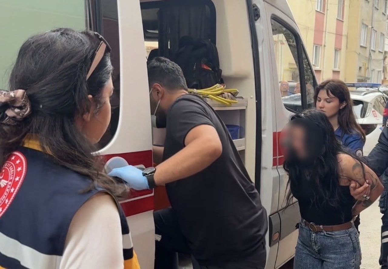 ESKİŞEHİR’DE SİNİR KRİZİ GEÇİREREK EVİNE VE APARTMANA ELİNDEKİ ÇEKİÇLE ZARAR VEREN KADIN, POLİS...