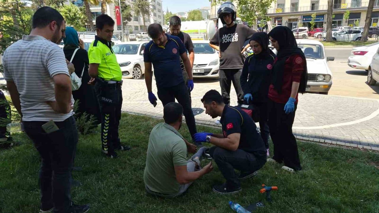 ADIYAMAN'DA YAYA GEÇİDİNDEN KARŞIYA GEÇMEYE ÇALIŞAN MOTOSİKLETE ÇARPMAMAK İÇİN MANEVRA YAPAN...