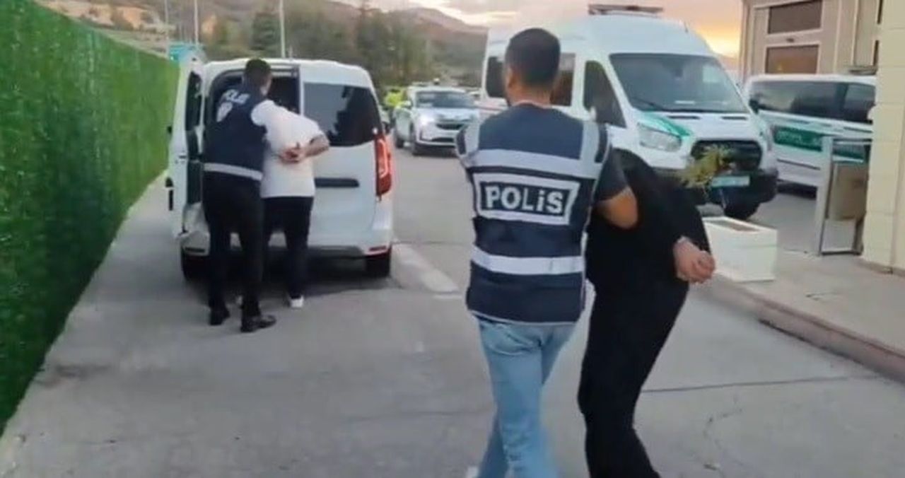 KONYA'DA KENDİLERİNİ POLİS VE CUMHURİYET SAVCISI OLARAK TANITARAK BİR VATANDAŞI DOLANDIRAN 2...