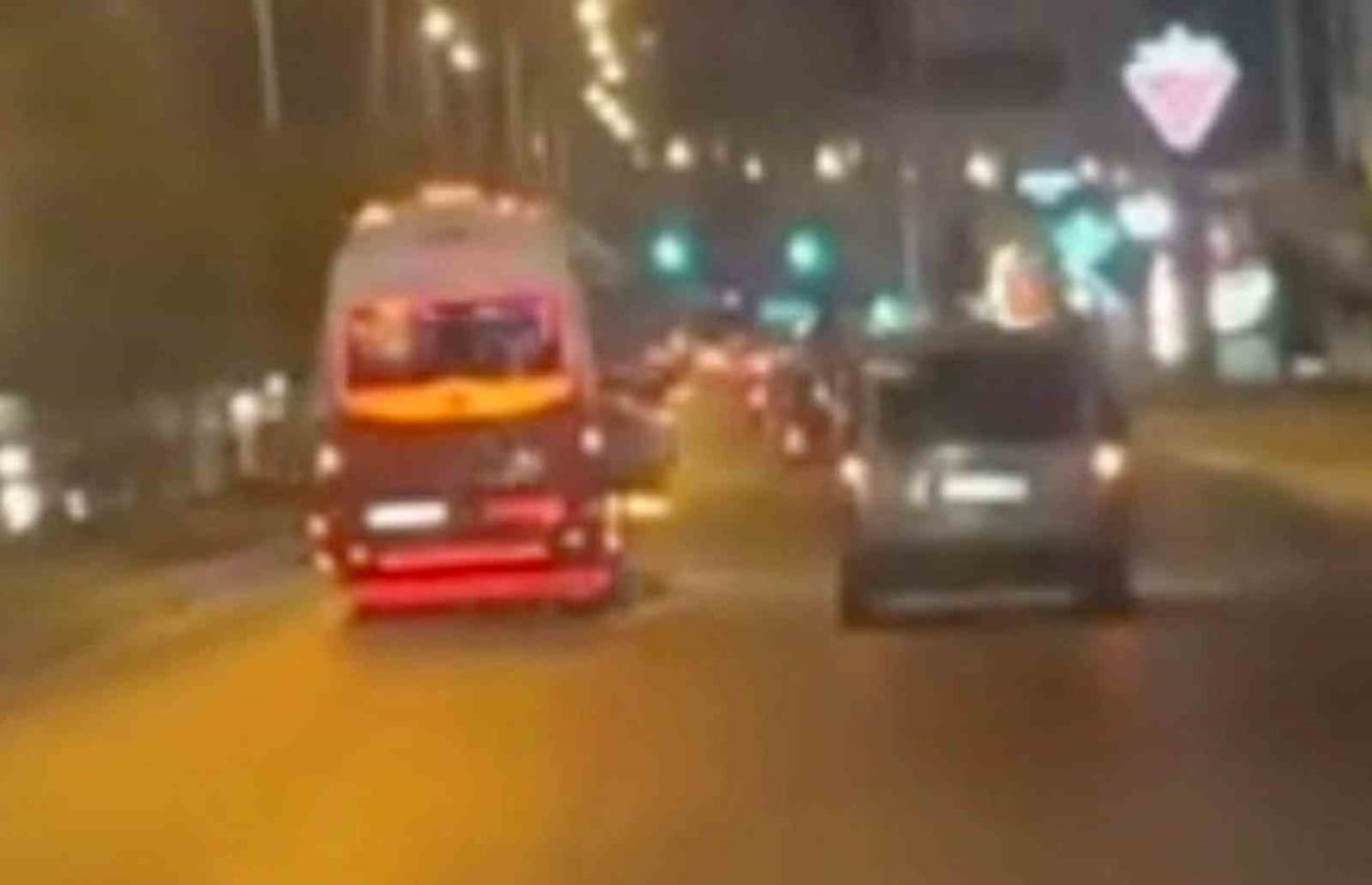 MERSİN'DE  MAKAS ATARAK TRAFİĞİ TEHLİKEYE DÜŞÜREN  MİNİBÜSÇÜ KAMERAYA YAKALANDI 90 BİN TL  CEZA ...