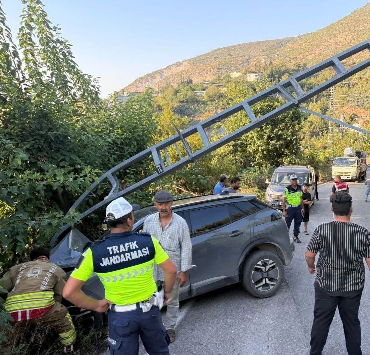 İSKENDERUN SAKIT MEVKİSİNDE MEYDANA GELEN TRAFİK KAZASI SONRASI EKİPLERİN ÇALIŞMASI.