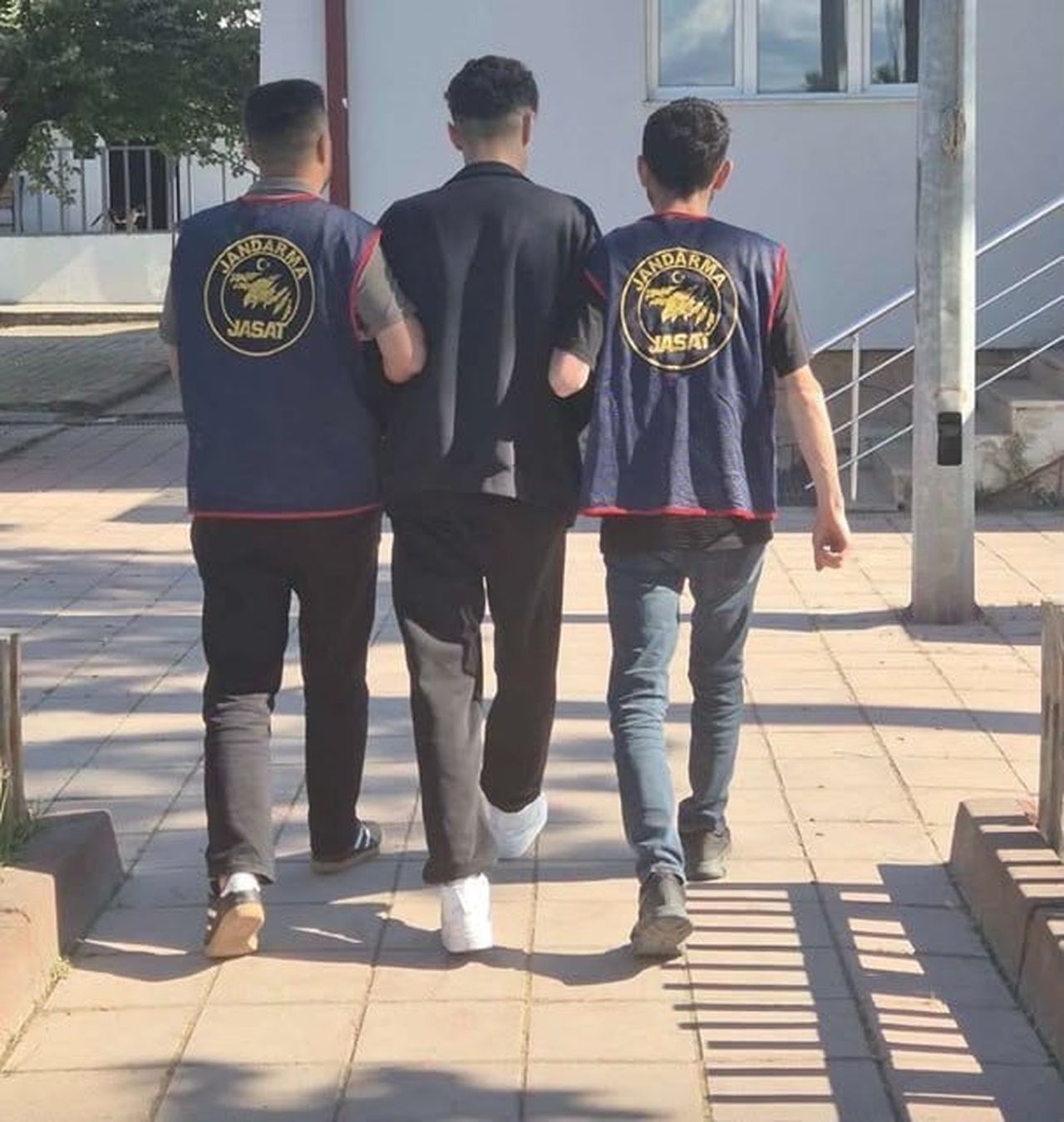 BOLU’DA JANDARMA EKİPLERİNİN DÜZENLEDİĞİ OPERASYONLARDA, ÇEŞİTLİ SUÇLARDAN KESİNLEŞMİŞ HAPİS...