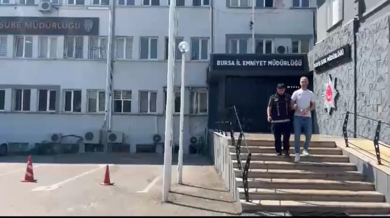ÇATIDAN ÇATIYA KAÇMAYA ÇALIŞIRKEN YAKALANDI: 20, 21 VE 25 YIL HAPİS CEZASIYLA ARANAN 3 FİRARİ...