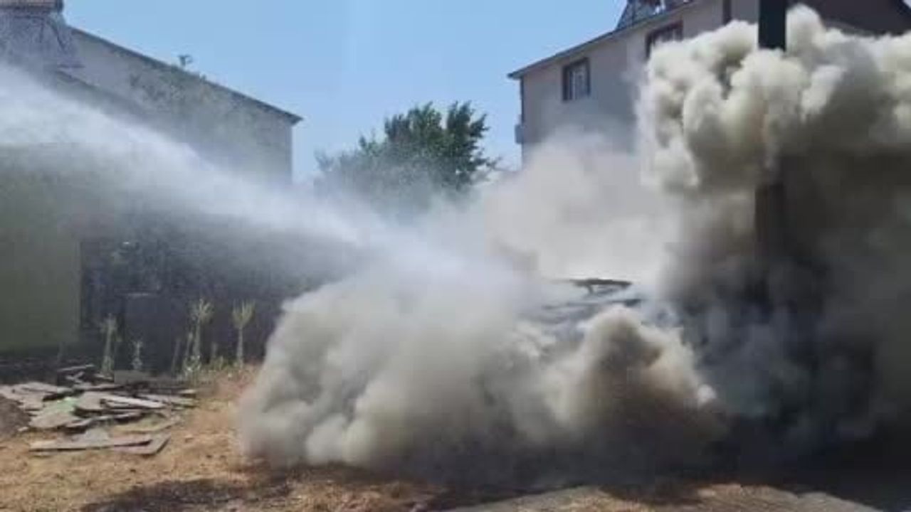 İstiflenen plastik pencereler alev aldı