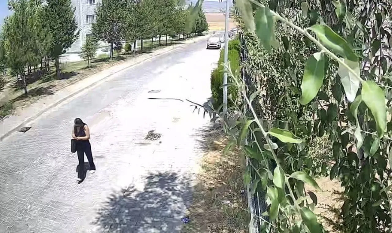 ŞÜPHELİ KADIN KAÇARKEN GÜVENLİK KAMERALARINA YANSIDI.