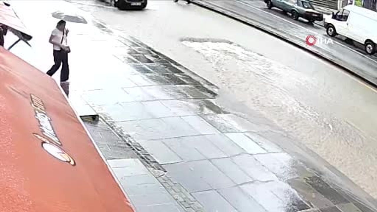 Sağanak yağış sonrası çöken yola araç böyle düştü