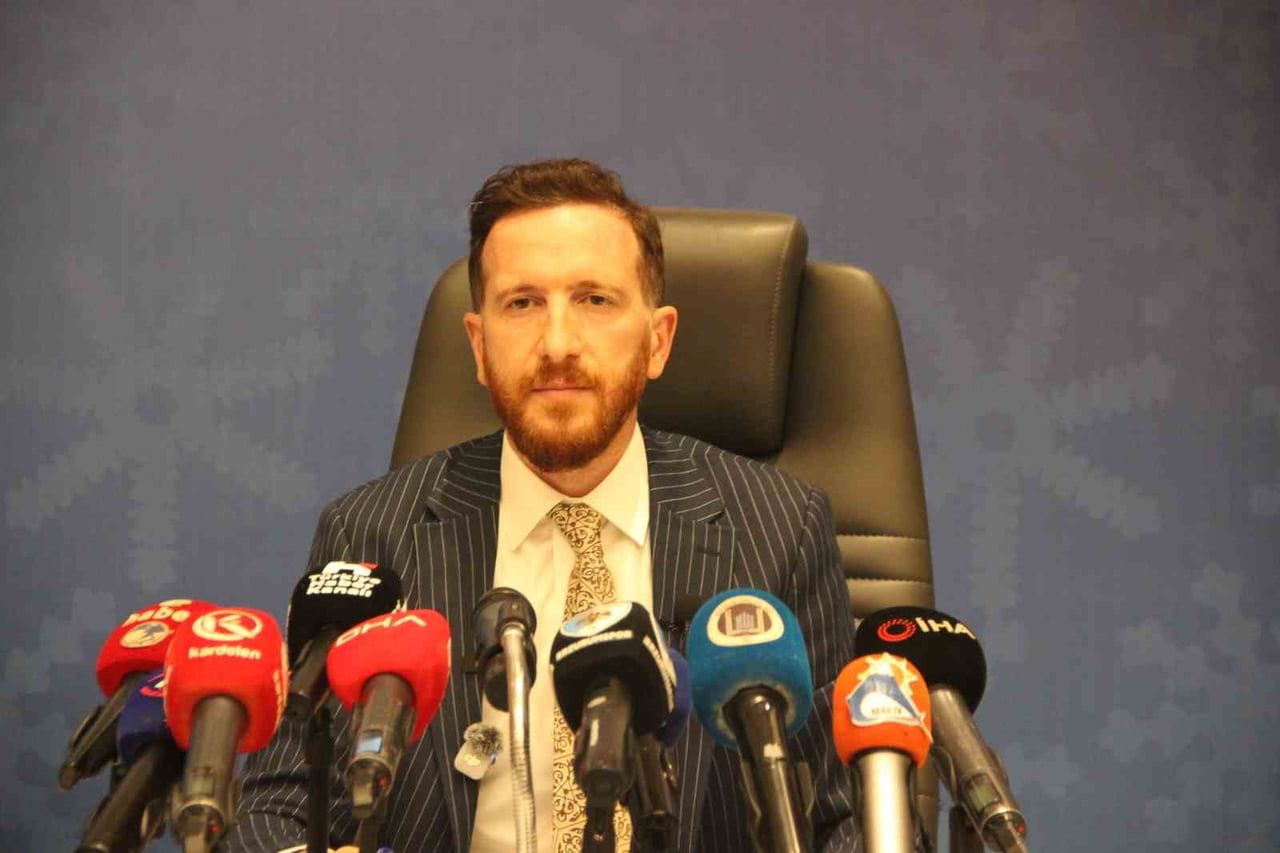 SÜPER LİG EKİPLERİNDEN ERZURUMSPOR FK BAŞKANI AHMET DAL, DÜZENLEDİĞİ BASIN TOPLANTISINDA KULÜBÜN...