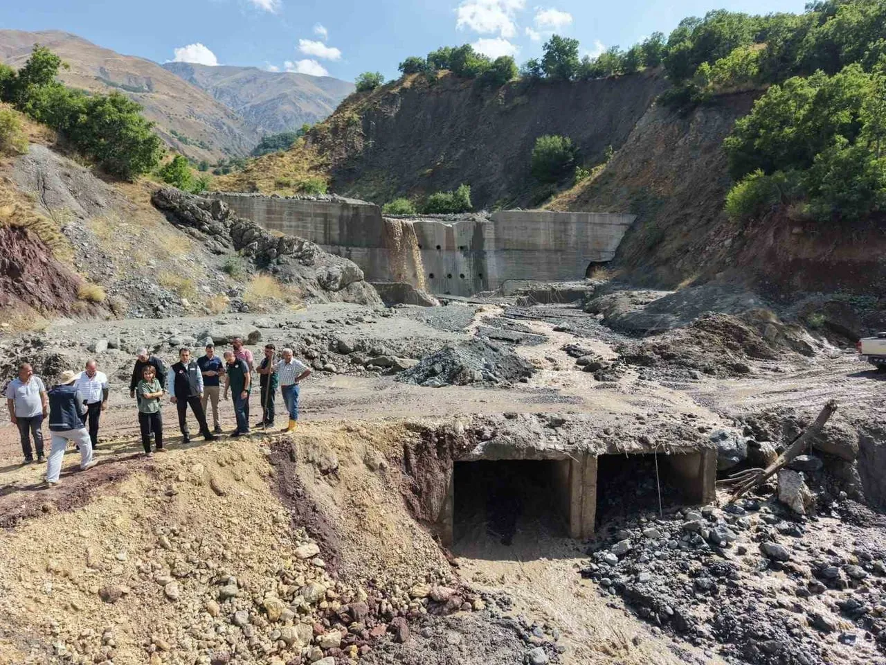 TUNCELİ’DE ETKİLİ OLAN SAĞANAK YAĞIŞTAN DOLAYI, KÖY YOLLARI ZARAR GÖRDÜ. İL ÖZEL İDARESİ EKİPLERİ...
